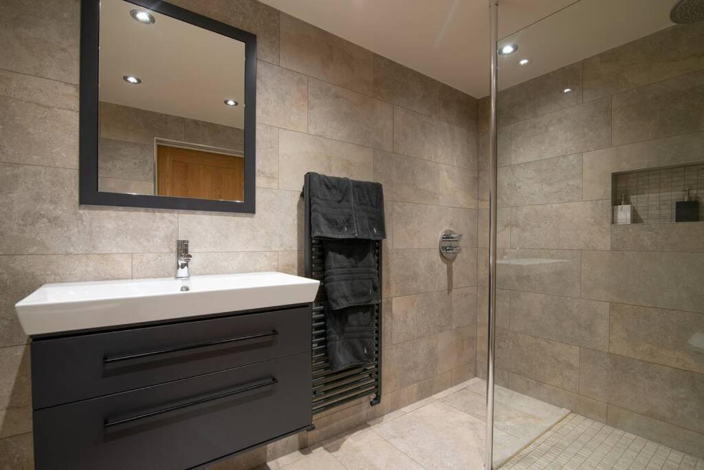 Luxury Coach House Next To Woodland In Knutsfordヴィラ エクステリア 写真