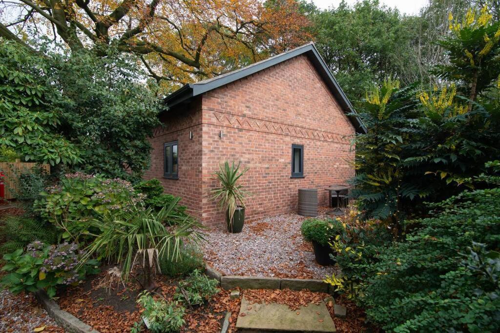 Luxury Coach House Next To Woodland In Knutsfordヴィラ エクステリア 写真