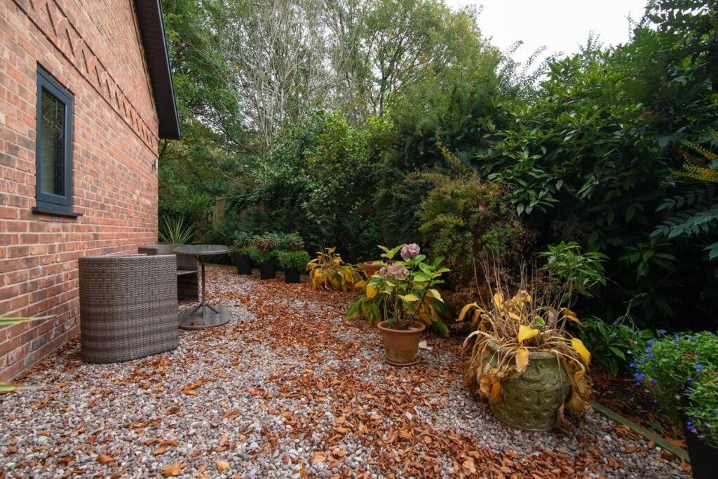 Luxury Coach House Next To Woodland In Knutsfordヴィラ エクステリア 写真