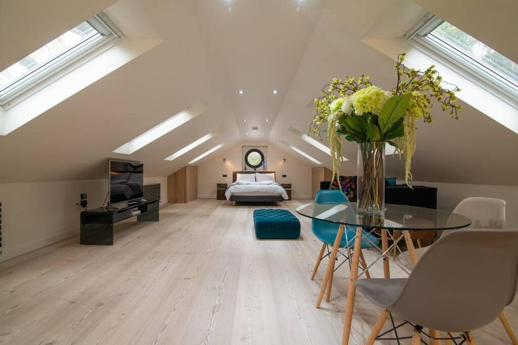 Luxury Coach House Next To Woodland In Knutsfordヴィラ エクステリア 写真