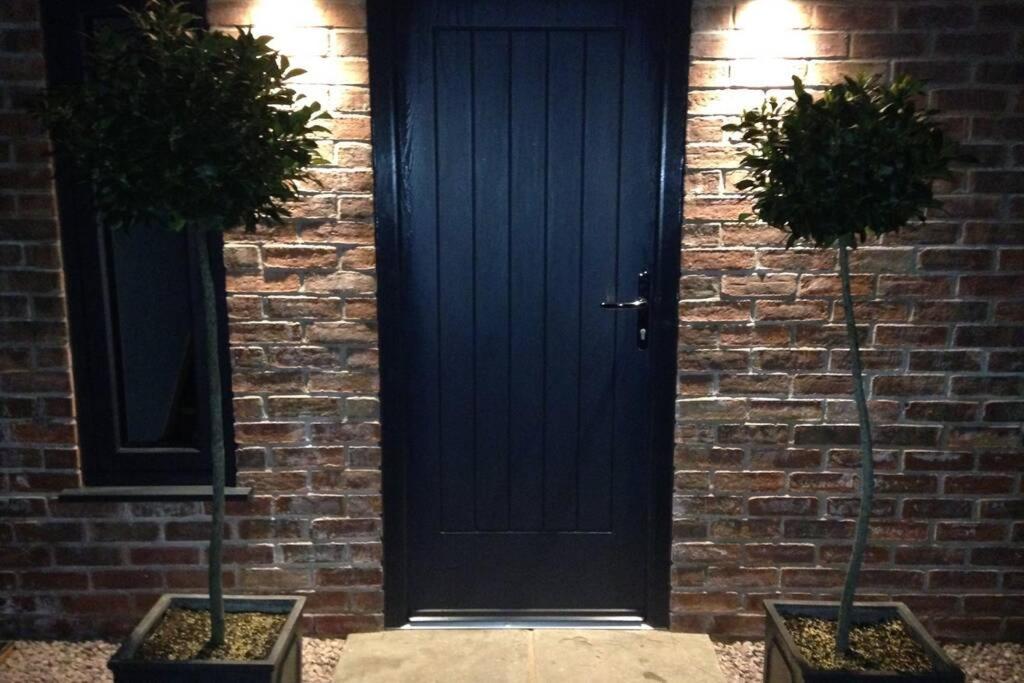 Luxury Coach House Next To Woodland In Knutsfordヴィラ エクステリア 写真
