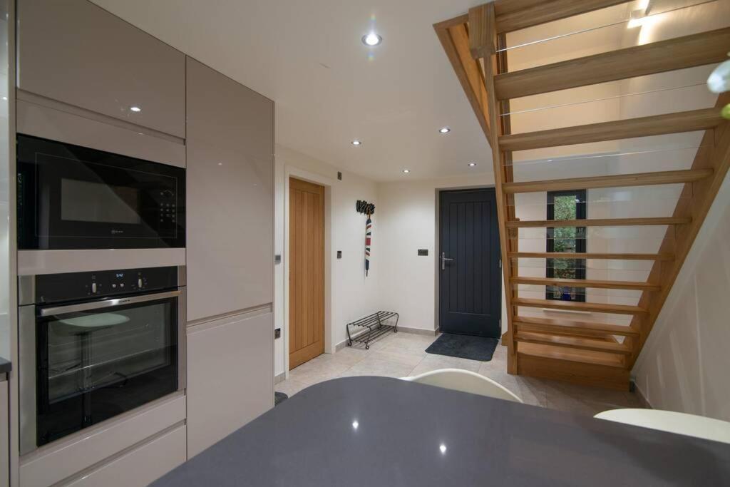 Luxury Coach House Next To Woodland In Knutsfordヴィラ エクステリア 写真
