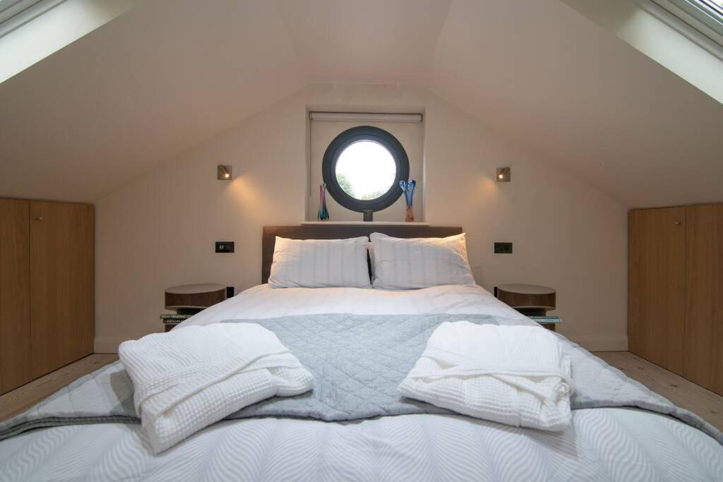 Luxury Coach House Next To Woodland In Knutsfordヴィラ エクステリア 写真