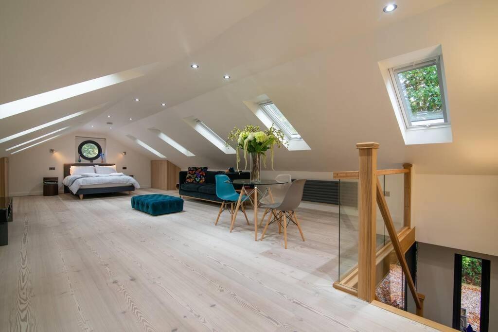 Luxury Coach House Next To Woodland In Knutsfordヴィラ エクステリア 写真