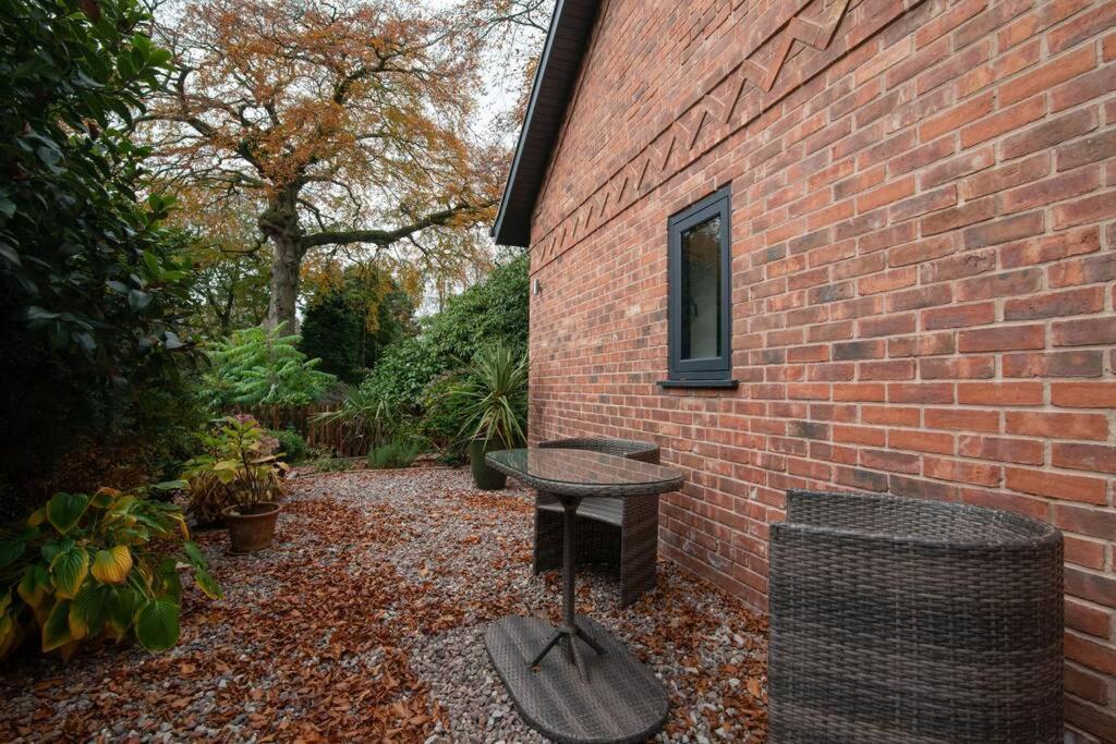 Luxury Coach House Next To Woodland In Knutsfordヴィラ エクステリア 写真